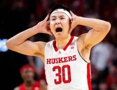 开云-库里在日本队比赛中败北，战术调整引发热议！的简单介绍