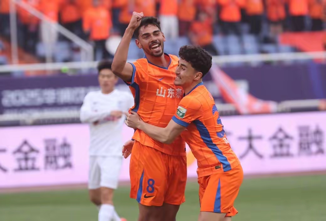 开云体育- 里程碑夜!山东男篮远射贴柱;欧冠清晨刷纪录;质疑声仍在;更衣室氛围转暖