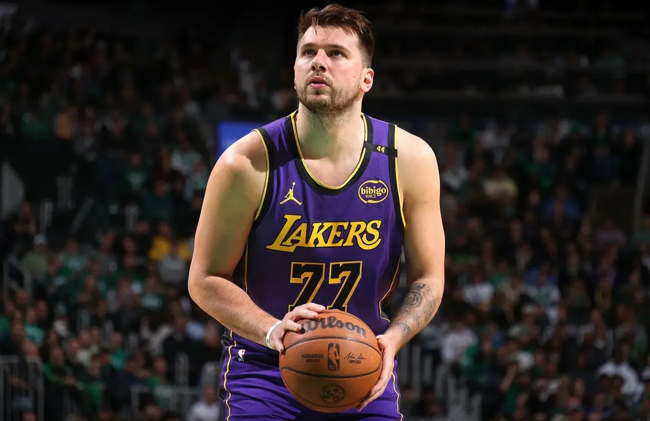 开云-东契奇回归赛场，突破纪录首场状态亮眼，美国队观众沸腾！的简单介绍