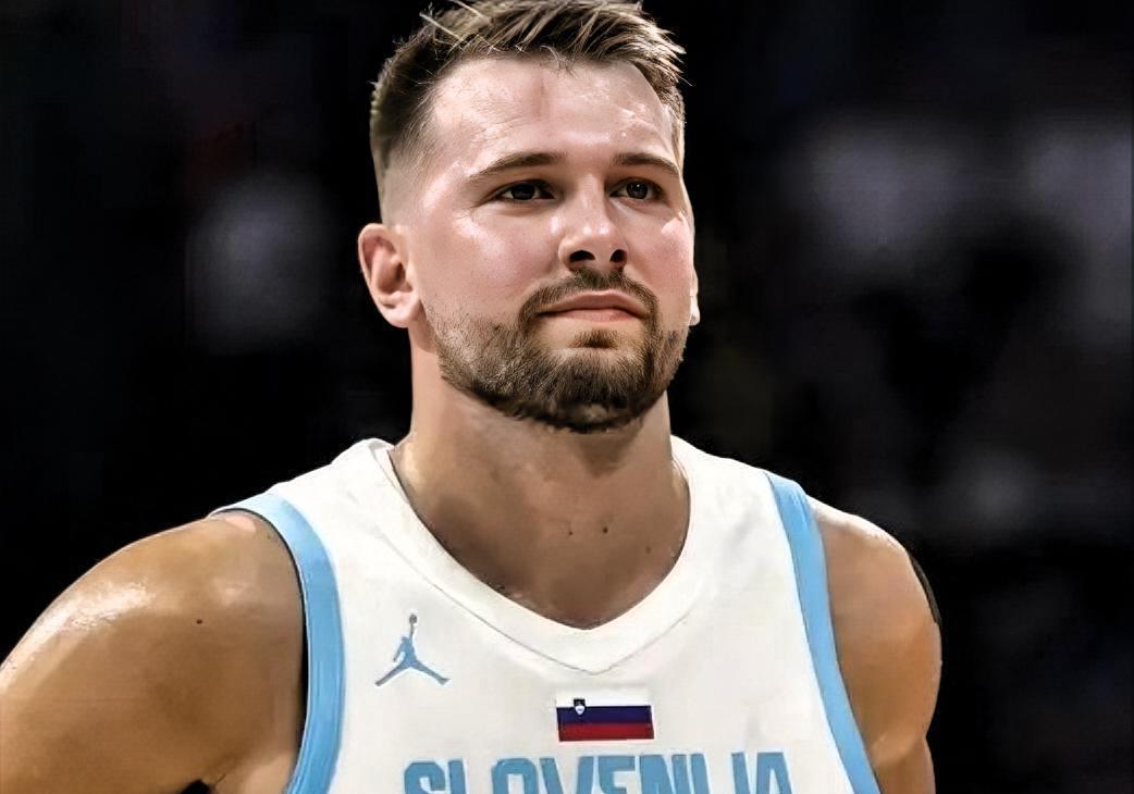 开云-东契奇回归赛场，突破纪录首场状态亮眼，美国队观众沸腾！的简单介绍